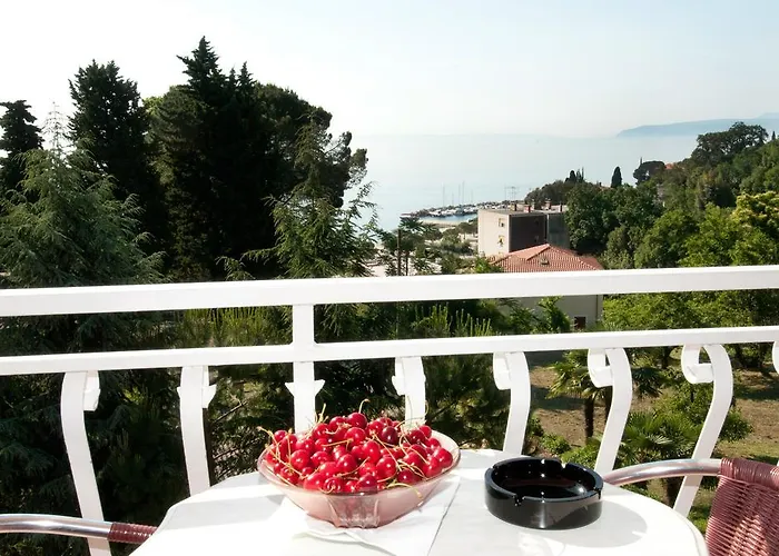 לינה וארוחת בוקר Klara